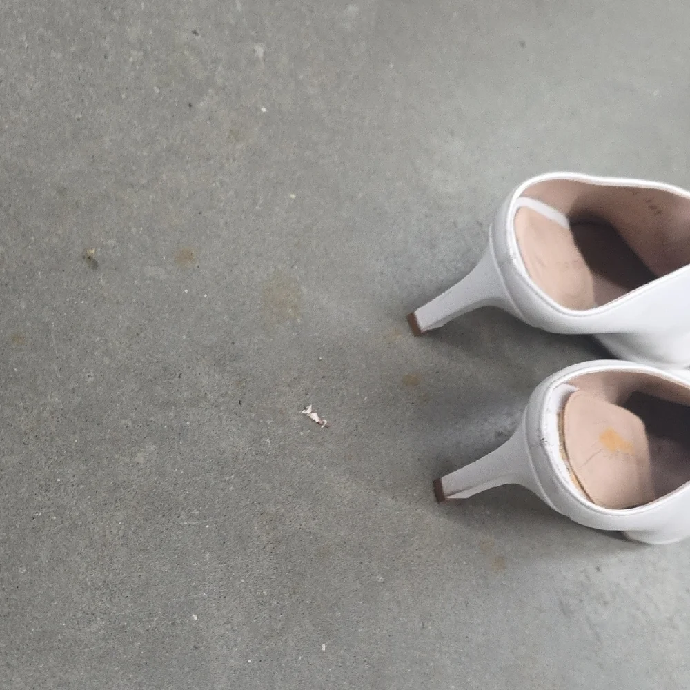 Stuart Weitzman Elegant White Women's Shoes - Picture 11 of 13